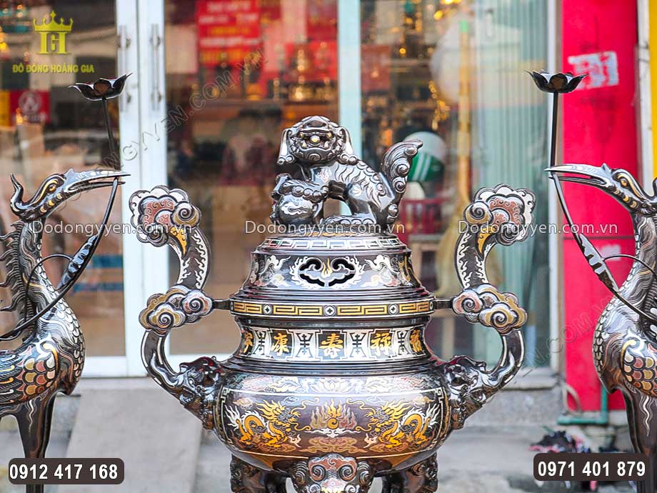 Ngh&ecirc; tr&ecirc;n nắp đỉnh được đ&uacute;c theo h&igrave;nh tượng ch&uacute; ch&oacute; giữ nh&agrave;